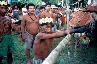 pakai sarung khas berisi semut tanda dah masuk dewasa